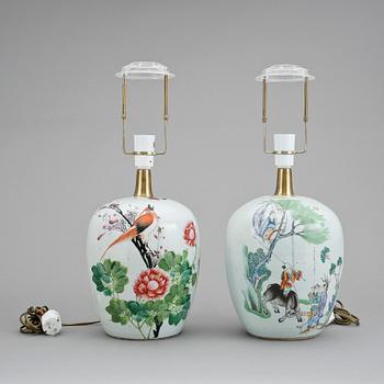 BORDSLAMPOR, 2 st, porslin, Kina, 1900-tal.