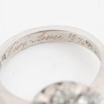 Ring 18K white gold set with round brilliant-cut diamonds.