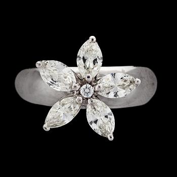 RING, briljant- och navetteslipade diamanter, tot. ca 2.30 ct, i form av blomma.