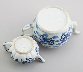 TEKANNA SAMT VINKANNA, porslin, Kina, 1700-tal.