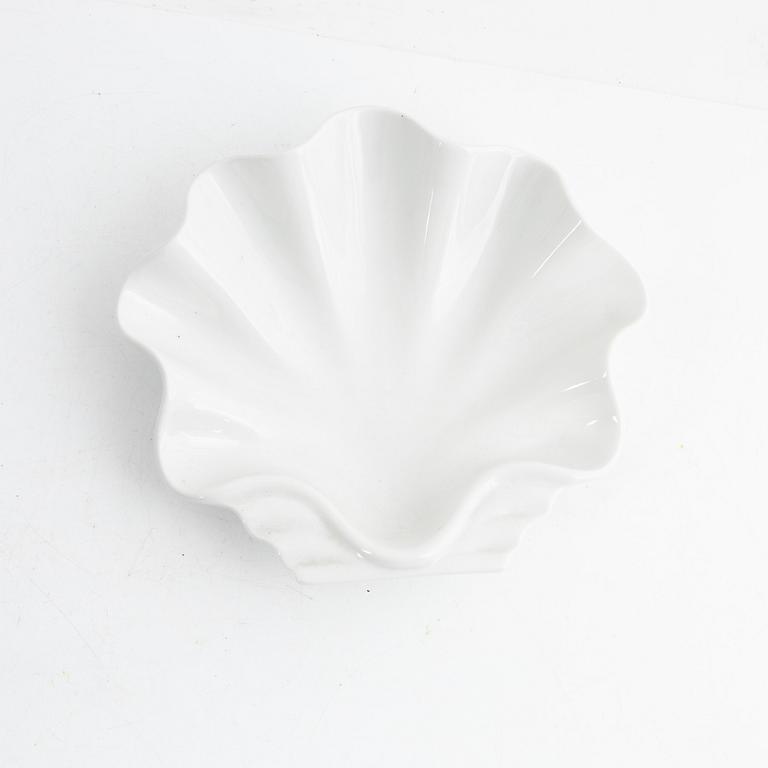Harlad Salomon, twelve porcelain figuries and three dishes from the series "Skärgårdsdröm", Rörstrand, Sweden.