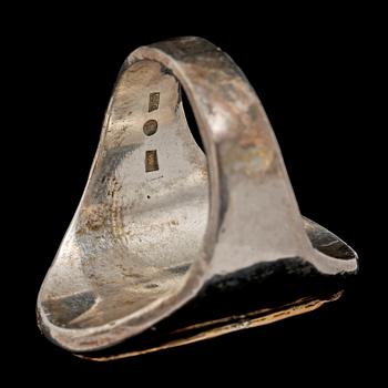 RING, sterlingsilver samt 18k guld, stämplad ÄA, Göteborg, 1900-talets andra hälft. Vikt 34 g.