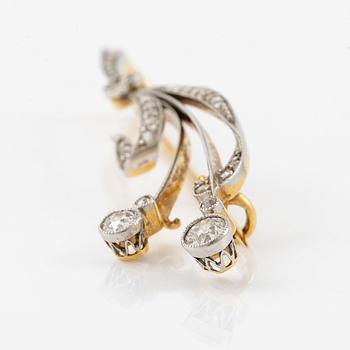 A brooch 18K in gold and platinum set with round brilliant-cut, eight-cut and rose-cut diamonds.