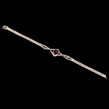 ARMBAND, 18 k vitguld, med cabochonslipad ametist samt 2 små briljanter. Total vikt ca 18 g.