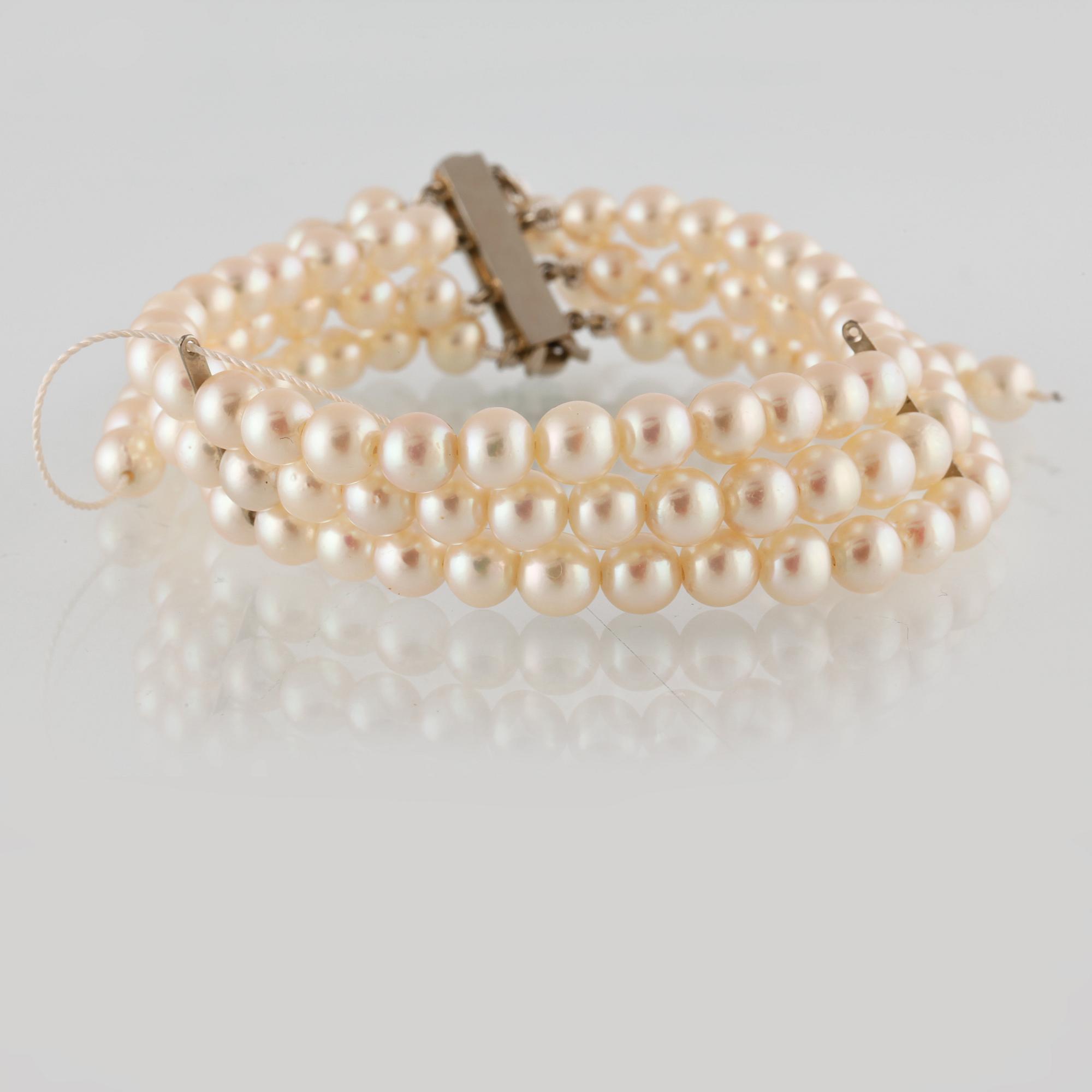 ARMBAND, odlade saltvattenspärlor med lås i 18K vitguld med 6 briljantslipade diamanter ca 0.30 ct.