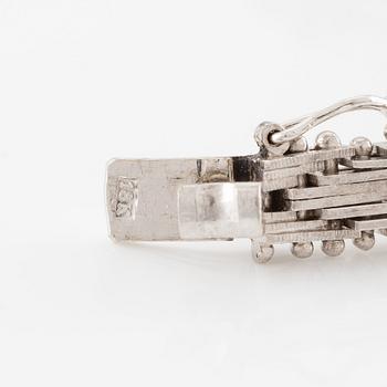 Armband 18K vitguld med briljantslipade diamanter i blomformation.