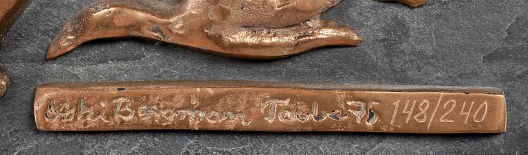 ASTRI BERGMAN-TAUBE, bronsrelief på schiffer, signerad, daterad 75, numrerad 148/240.