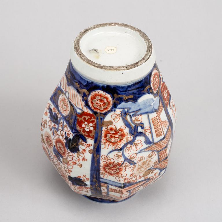 Urnor med lock, ett par, porslin. Japan, Meiji (1868-1912).