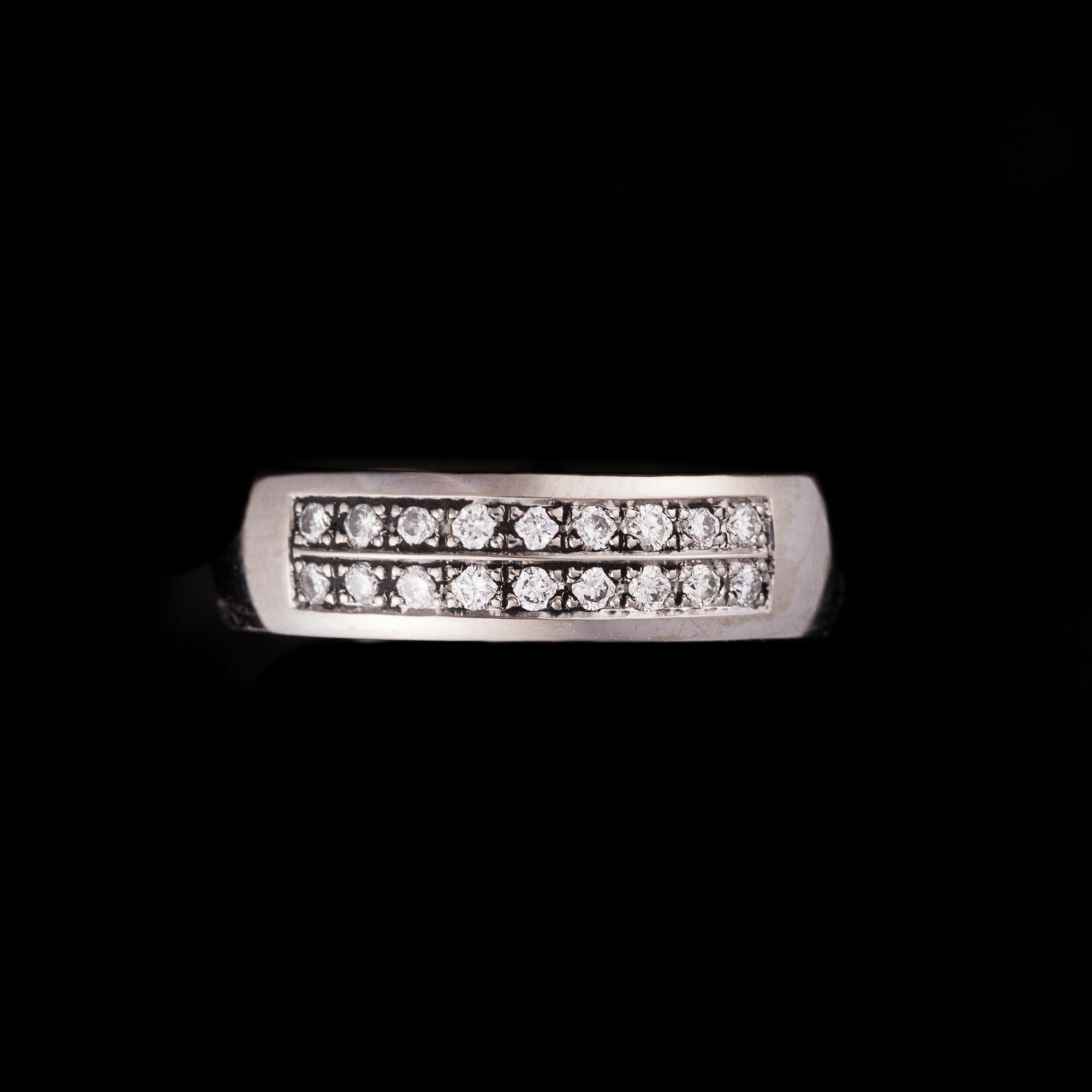 RING, 14K vitguld, briljantslipade diamanter. Vikt ca 2,8 g.