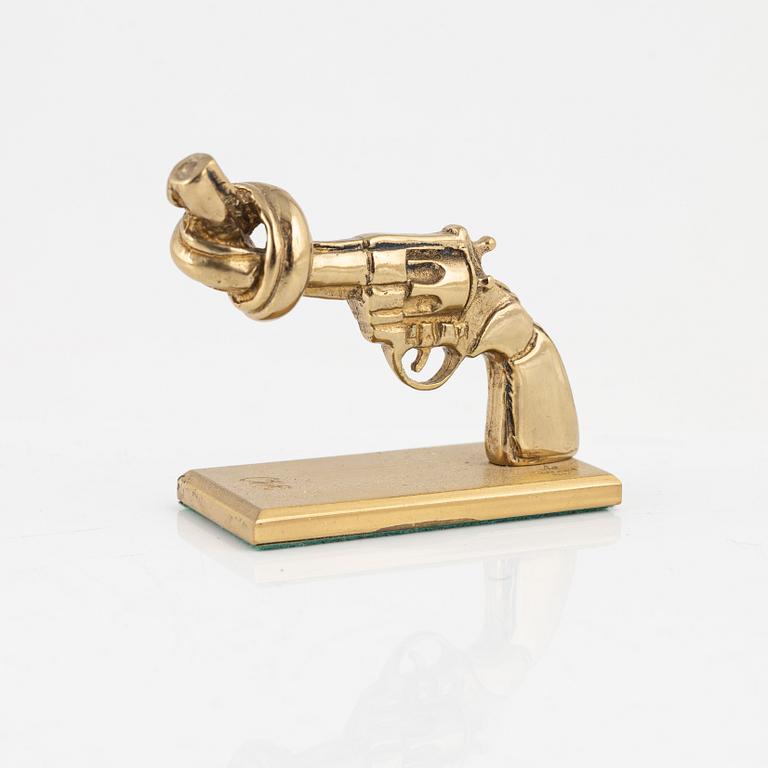 Carl Fredrik Reuterswärd, skulptur, "Non violence", Skultuna.