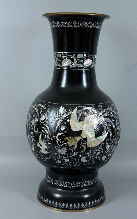 GOLVURNA, svartlackerad mässing, Kina, 1900-tal.