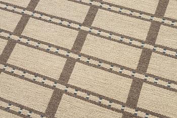 A machine-woven carpet (so-called double-woven), approx. 284 x 202 cm.