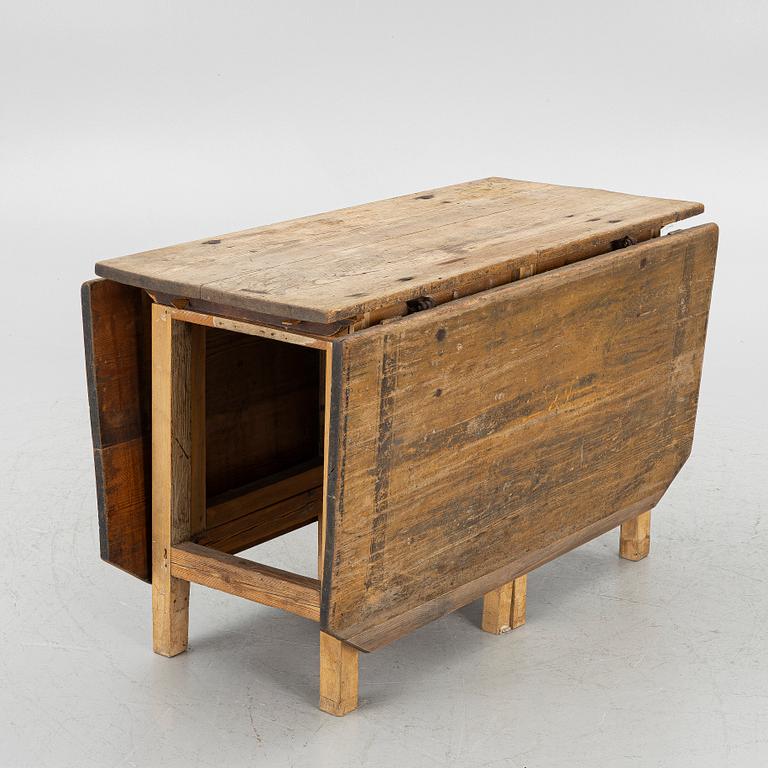 Gate leg table, 19th century.