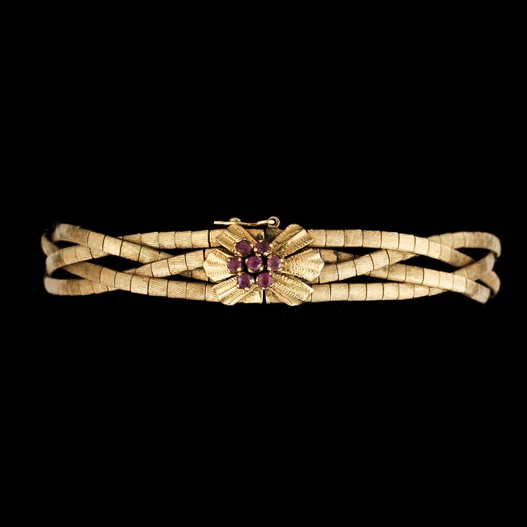 ARMBAND, 18k guld med 7 små rosa safirer, omkring 1900-talets mitt. Vikt ca 28,9 gram.