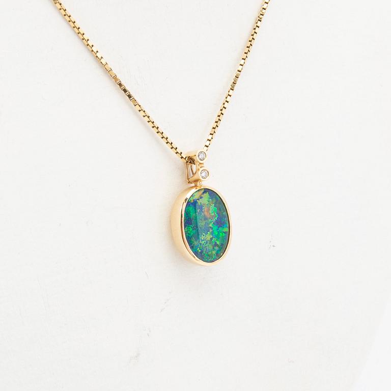 Ole Lynggaard, hängsmycke och kedja, 18k guld med opal och diamanter.