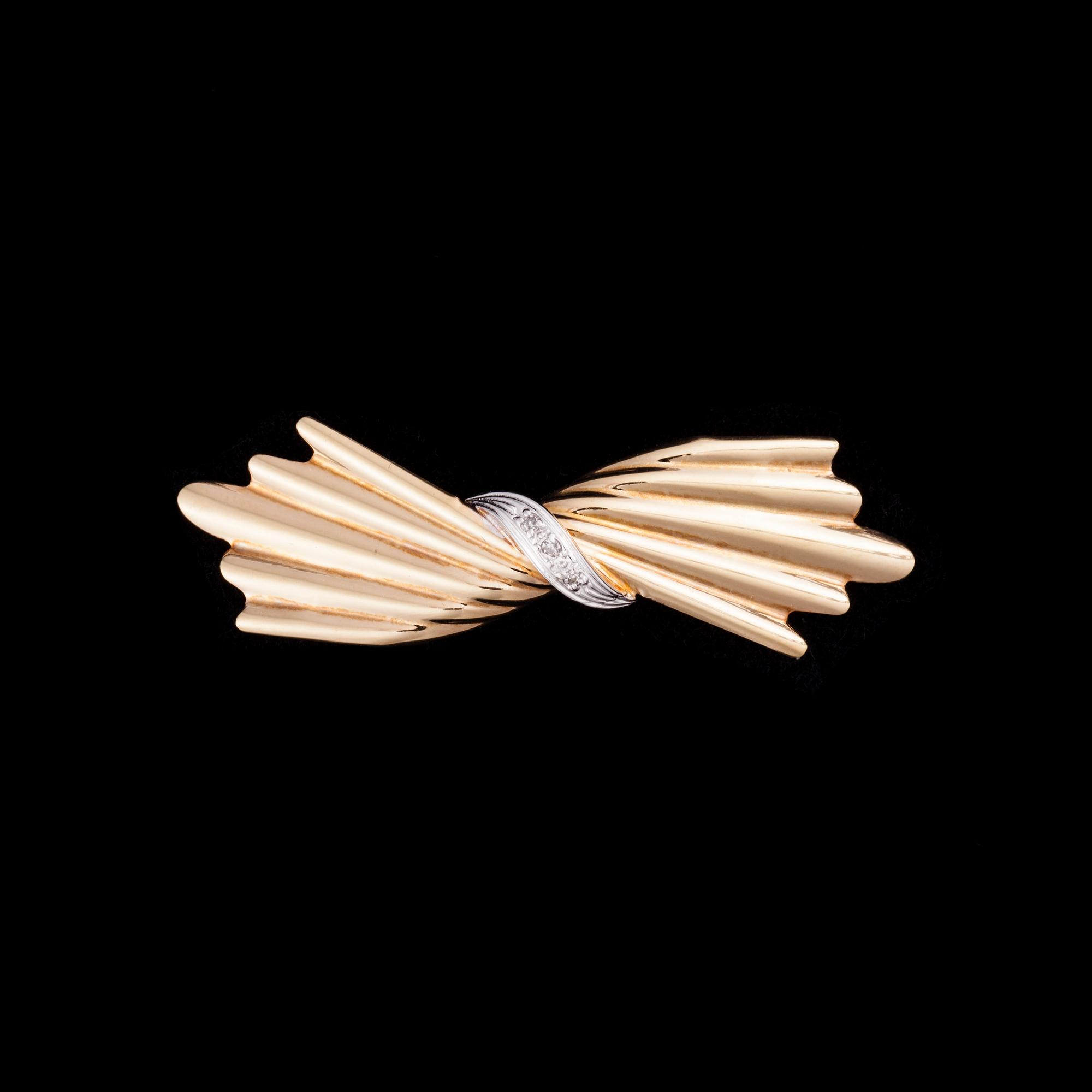 BROSCH, 14K guld, diamanter. Vikt ca 2,2 g.