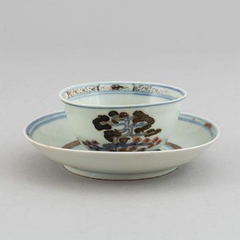 A ship wreck tea cup with stand, Qing dynasty, 18th Century.