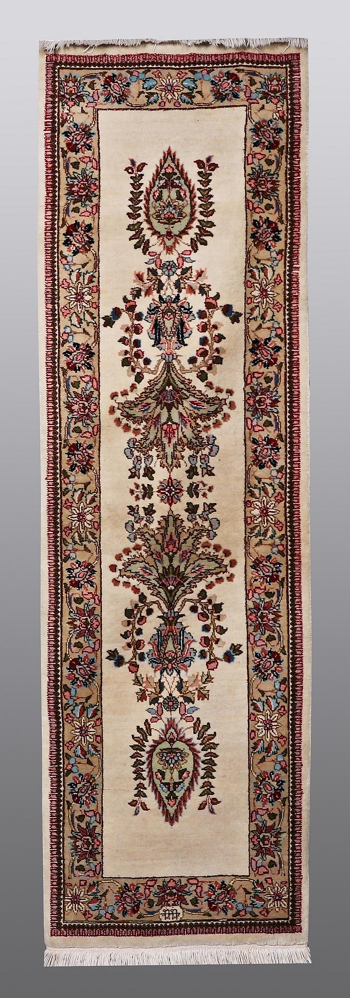 A runner, Tabriz, signerad Tabatabai, ca 210 x 65 cm.