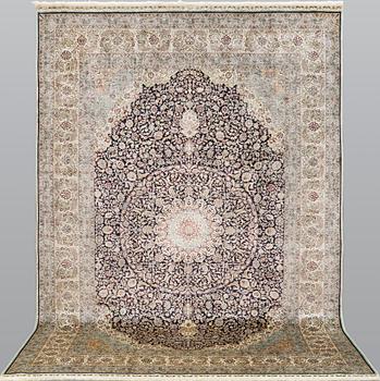 A carpet, Oriental silk, ca 297 x 202 cm.