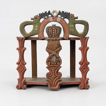 A Swedish carved and painted folk art shelf from Hälsingland, 18th / 19th century.