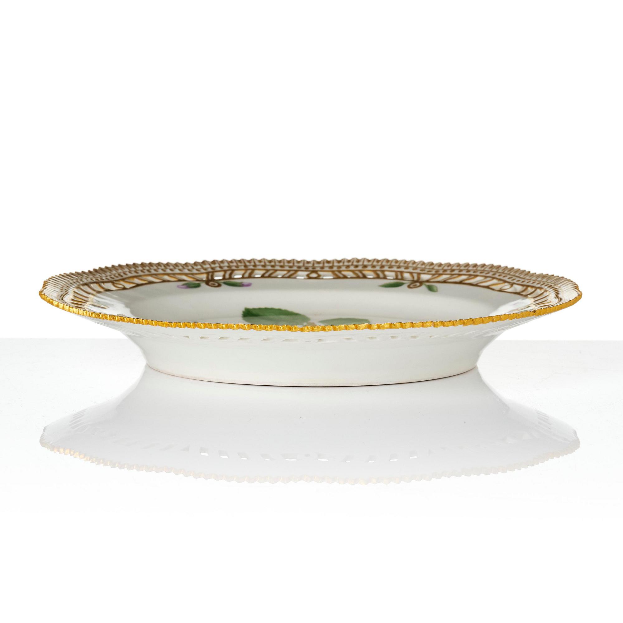 Gallerkorg med fat, porslin. 'Flora Danica', Royal Copenhagen, Denmark, 1900-tal.