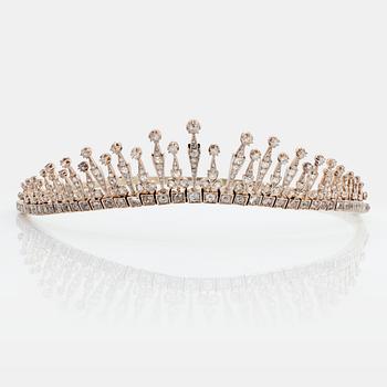 984. A tiara/necklace combination in 9K gold and silver set with old-cut diamonds with a total weight of ca 12.00 cts.