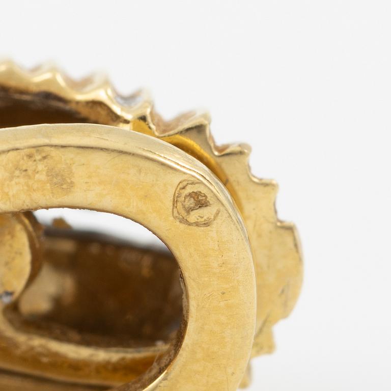 Hoop earrings, 18K gold with octagonal-cut diamonds.