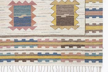 Märta Måås-Fjetterström, matta, "Ljusa Plador" rölakan, ca 355 x 239 cm, signerad AB MMF.