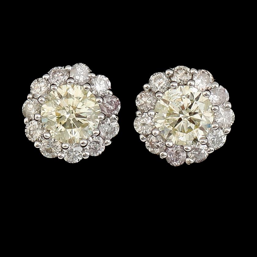 ÖRHÄNGEN, 1 par, 18 k vitguld, briljantslipade diamanter tot 1.44 ct. Vikt 1,2 g.