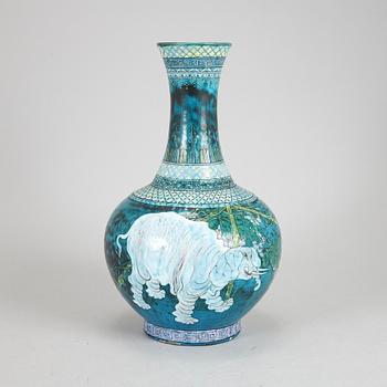 A Japanese vase, 20th century.