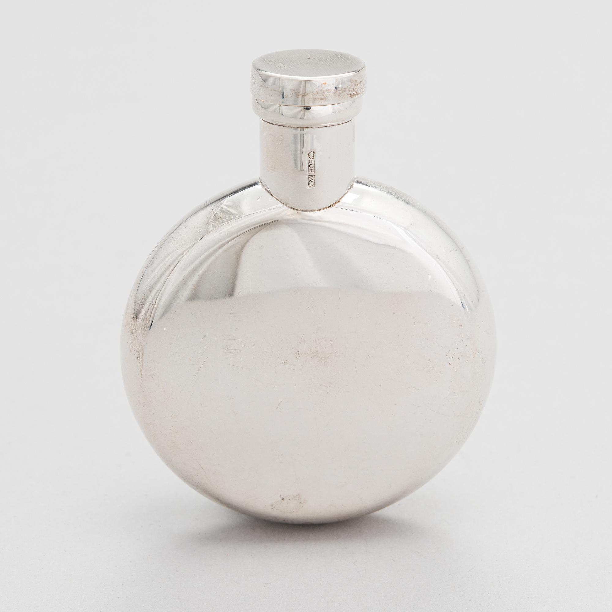 Pekka Piekäinen, A sterling silver pocket flask. Platinoro, Turku.