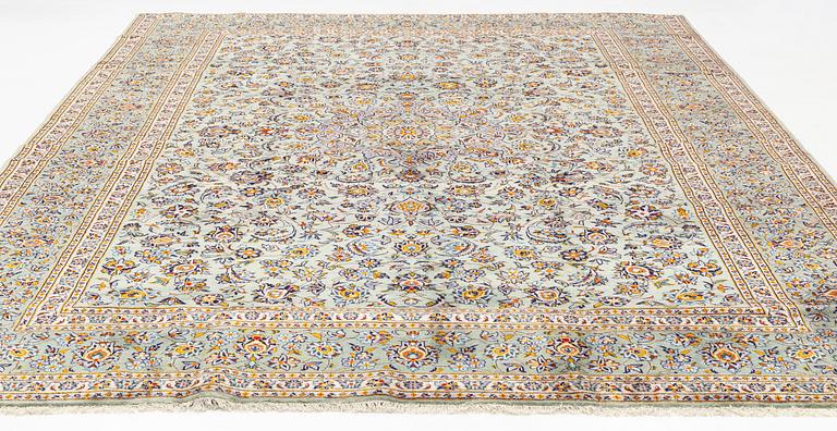 A Kashan carpet, 410 x 300 cm.