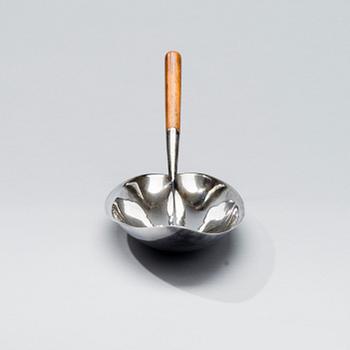 SKÅL, silver och teak, TW85, Tapio Wirkkala, Hopeakeskus, Tavastehus. Ca 1961. Modellen formgiven 1955.