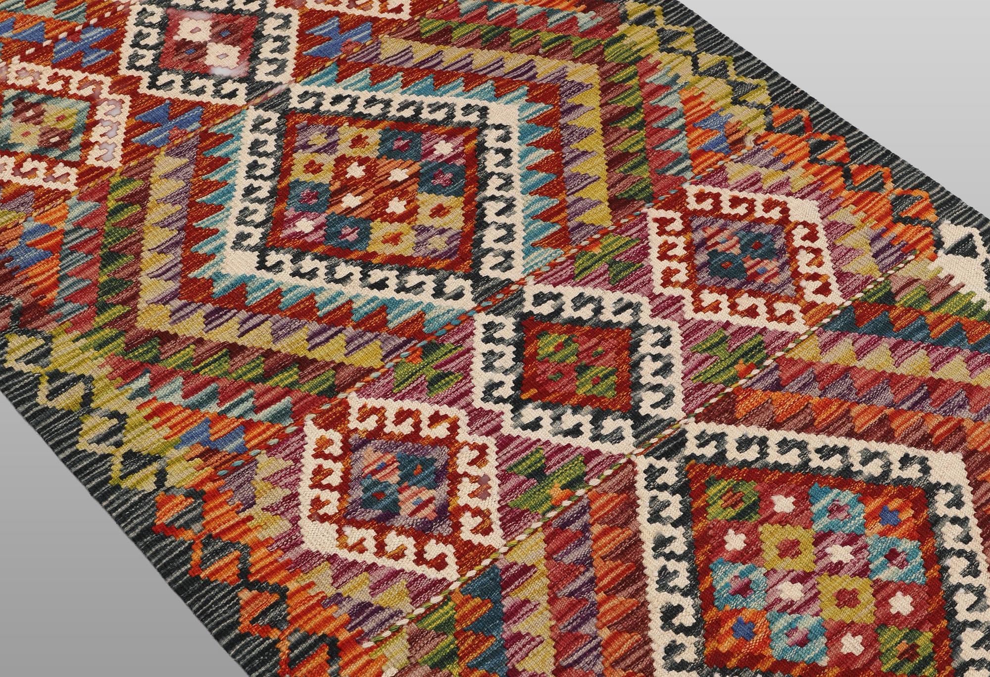 A Kelim runner, c. 489 x 83 cm.