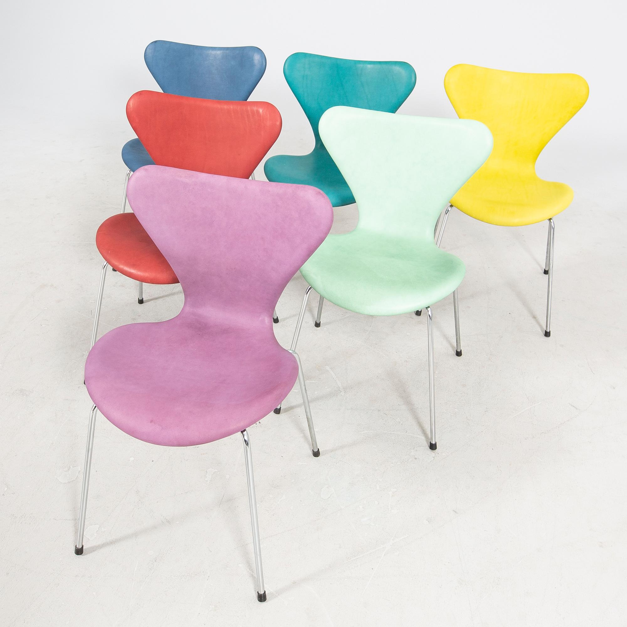 Arne Jacobsen, a set of six leather "Sjuan" chairs for Fritz Hansen.
