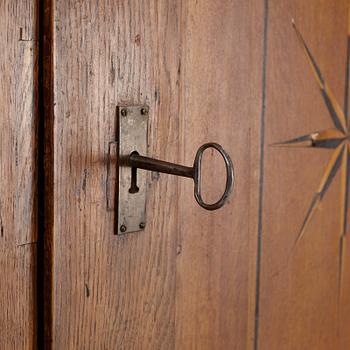 Skåp, delvis 1700-tal.