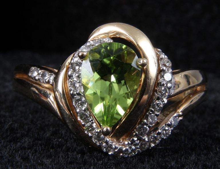 RING, 14 K guld, briljanter samt syntetisk sten.