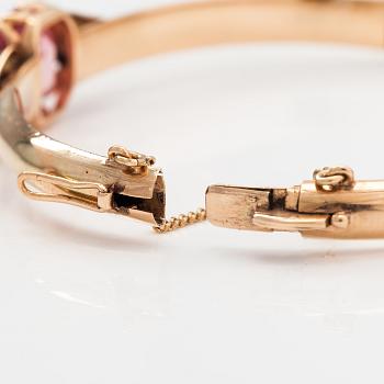 A 14K gold and synthetic sapphire bracelet. Westerback, Helsinki 1952.