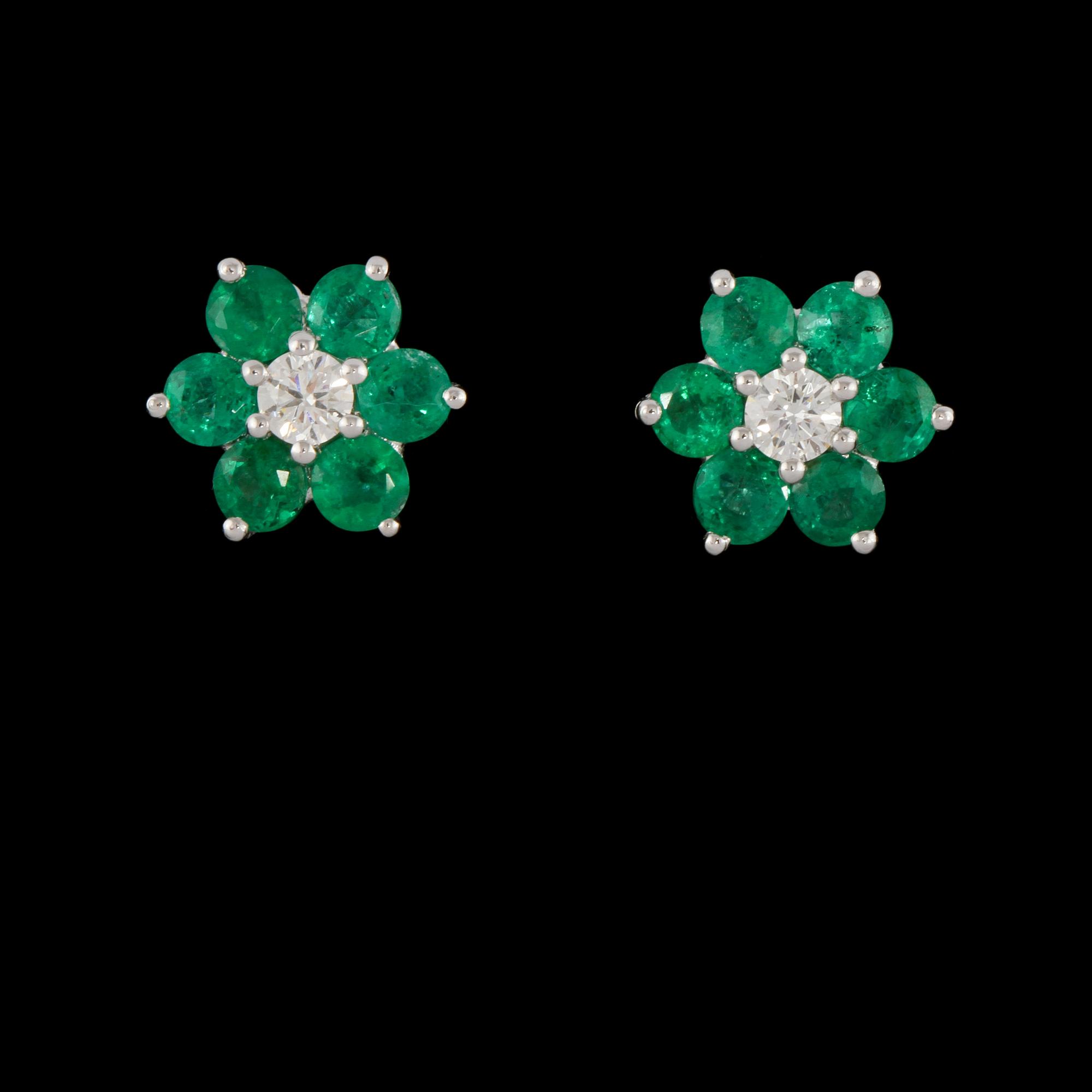 ÖRHÄNGEN, ett par, 18k vitguld med 2 briljantslipade diamanter, 0.23 ct och 12 smaragder, totalt 1.68 ct. Vikt 3 g.