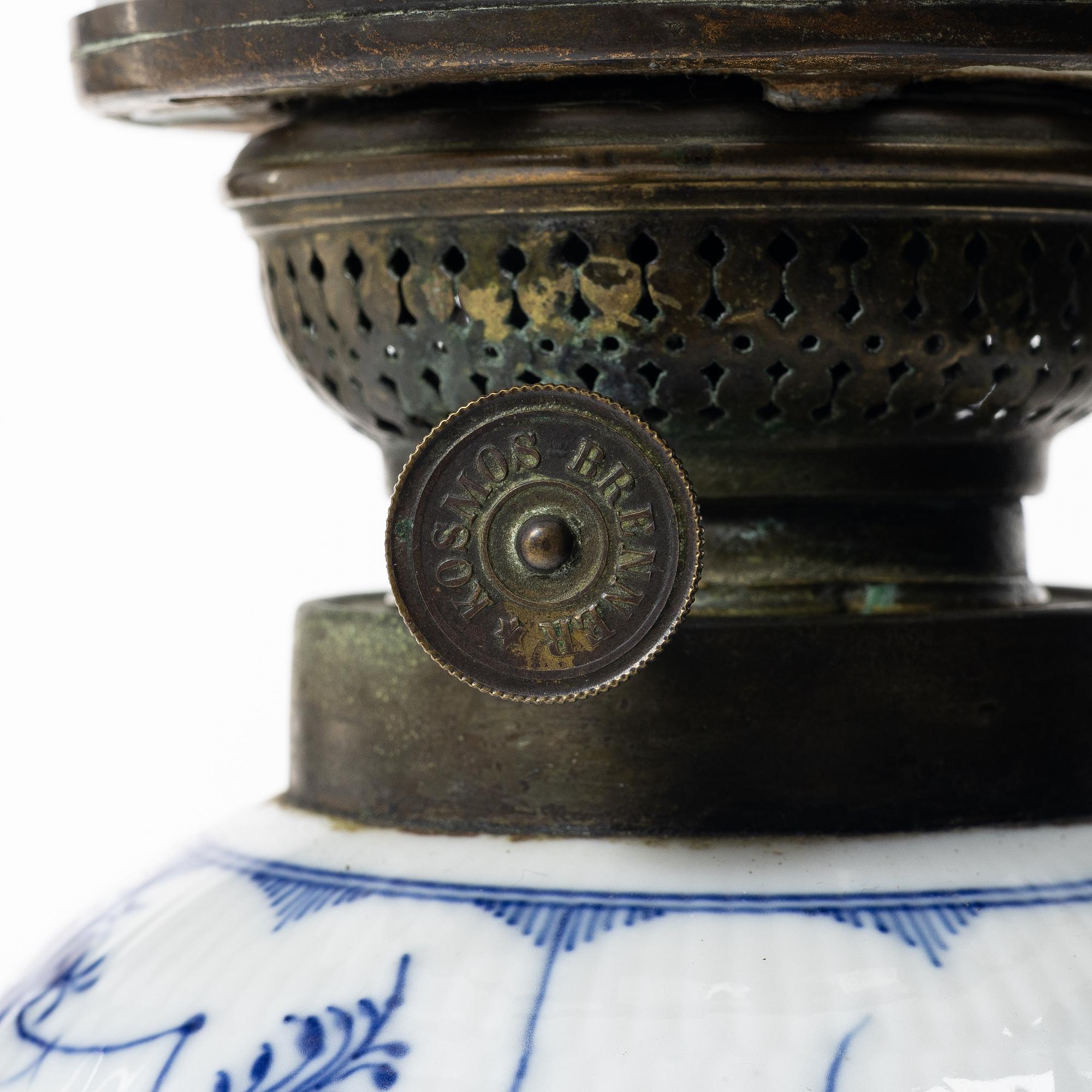 Royal Copenhagen, fotogenlampa, "Musselmalet", Danmark, 1870-90.