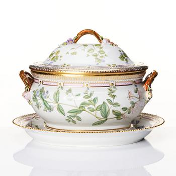 A large Royal Copenhagen 'Flora Danica' tureen with cover and stand, Denmark, 20th Century.