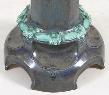 YTTERFODER SAMT PIEDESTAL, glaserad keramik, Biela-liknande märke, omkring sekelskiftet 1800/1900.