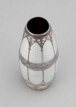 VAS, silver samt emalj, Europa, 1800/1900-tal. Totalvikt 130 g.