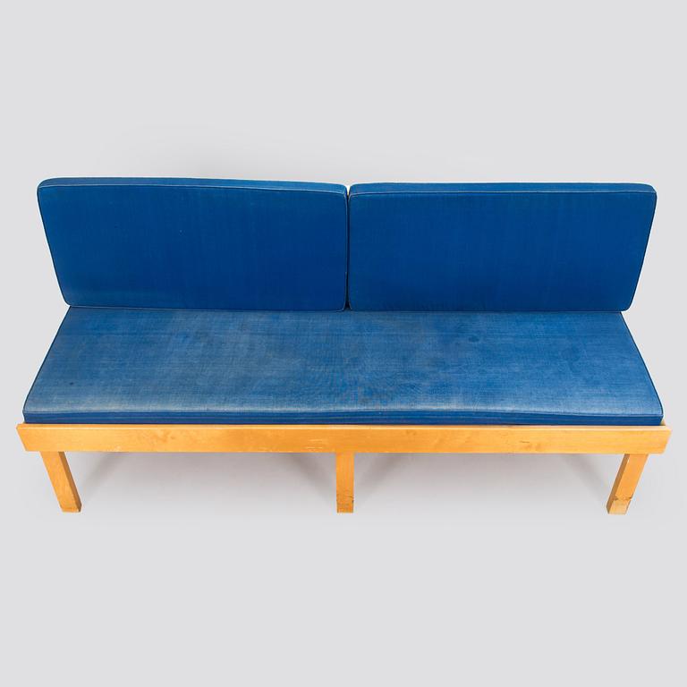Soffbänk, modell E1295, design Arteks ritkontor, för O.Y Huonekalu-ja Rakennustyötehdas A.B. 1957.