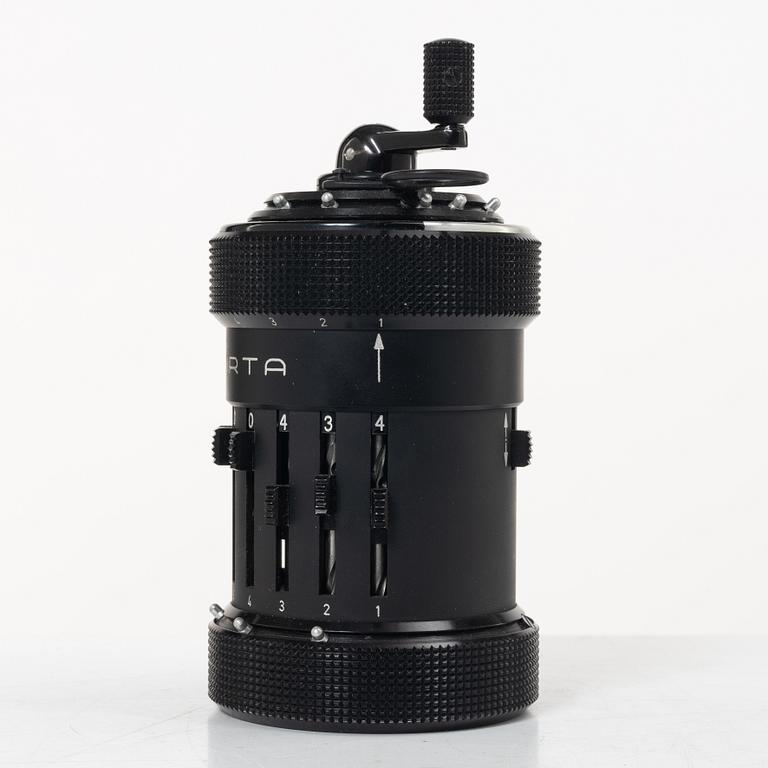 Räknemaskin, "Curta, Type I", utvecklad av Curt Herzstark, Contina AG Mauren, Lichtenstein, formgiven 1947.