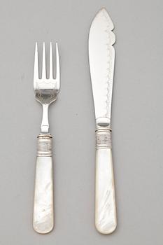 BESTICKUPPSÄTTNINGAR, 8 resp 24 delar, nysilver och pärlemor resp stål och ben, 1900-talets första hälft.
