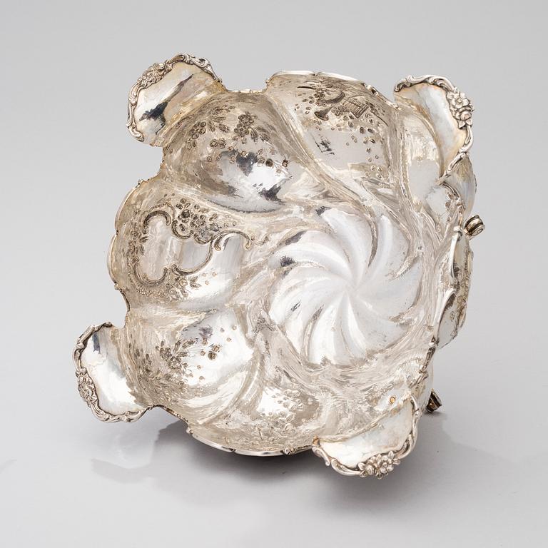 A SILVER BOWL, Emile Delair Paris 1882-1920, weight 972 g.