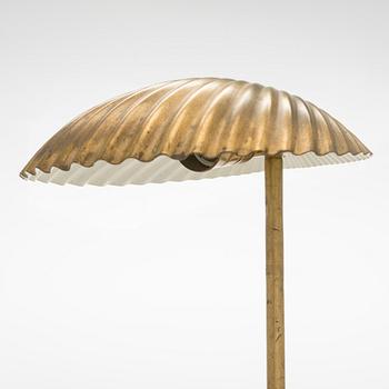 Paavo Tynell, a 1940s '5321' 'The Shell' table lamp for Taito.