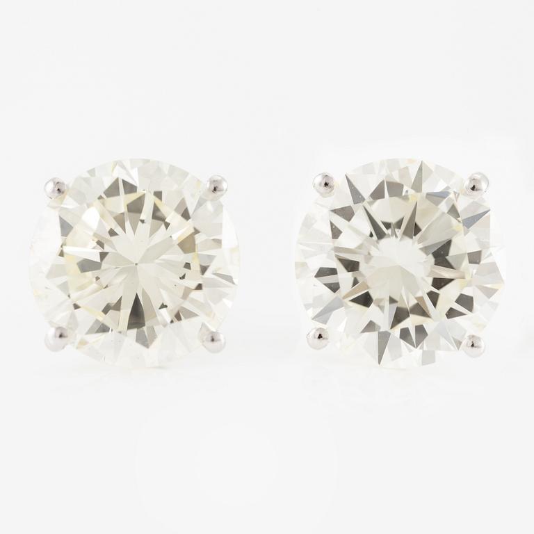 Ett par örhängen 18K vitguld med två runda briljantslipade diamanter totalvikt ca 5 ct.