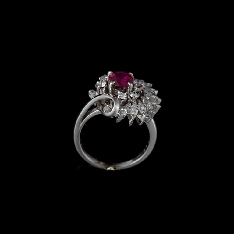 RING, platina, rubin, diamanter. Vikt ca 9,4 g.